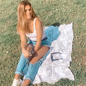 Meet your Posher, Kenzi